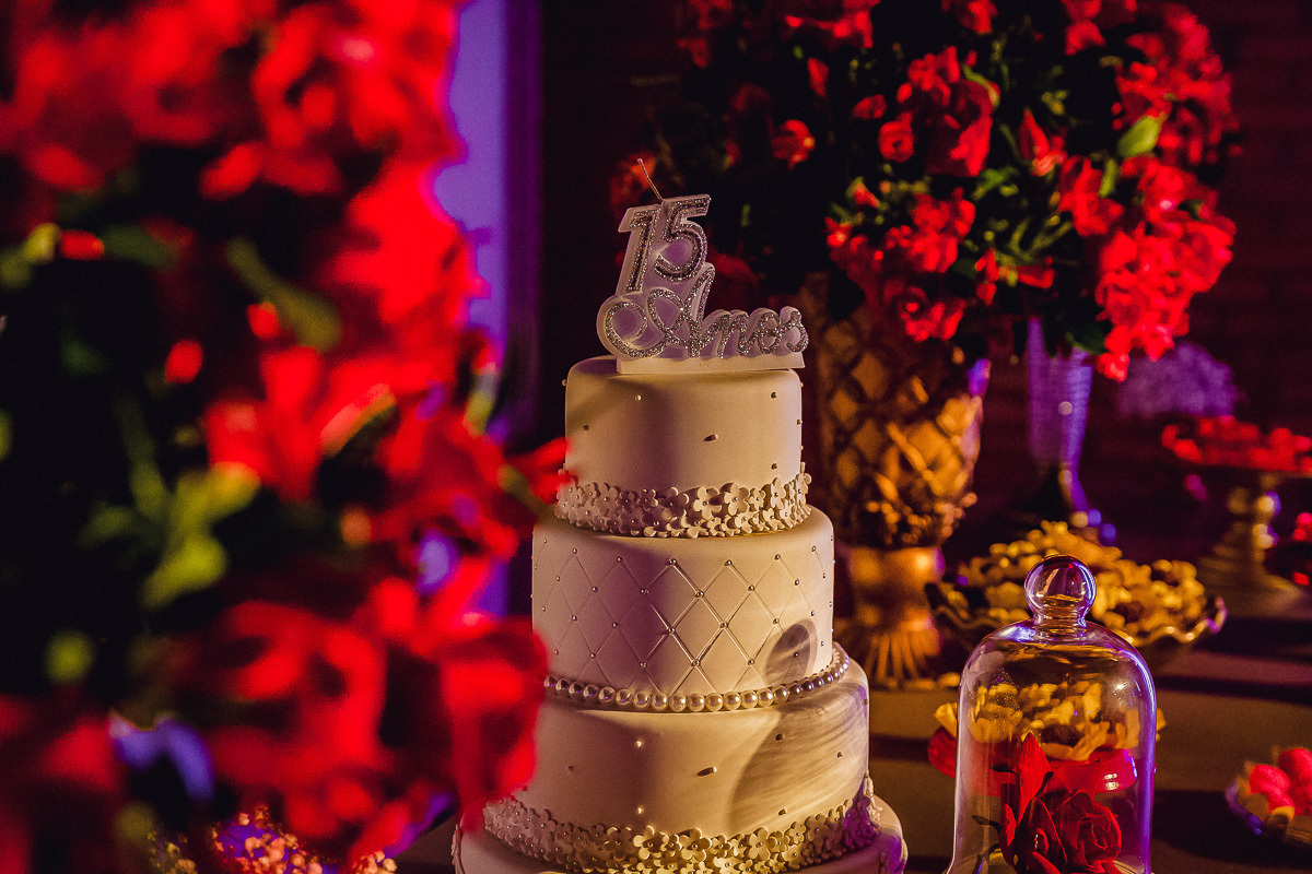 Bolo de festa de aniversario 15 anos, Decoraçao de festa de aniversario 15 anos, festa de 15 anos, festa de debutante, fotos de 15 anos na mesa do bolo, fotos da debutante na mesa do bolo, mesa do bolo de 15 anos, decoração de 15 anos, Bolo Fake Festa de 