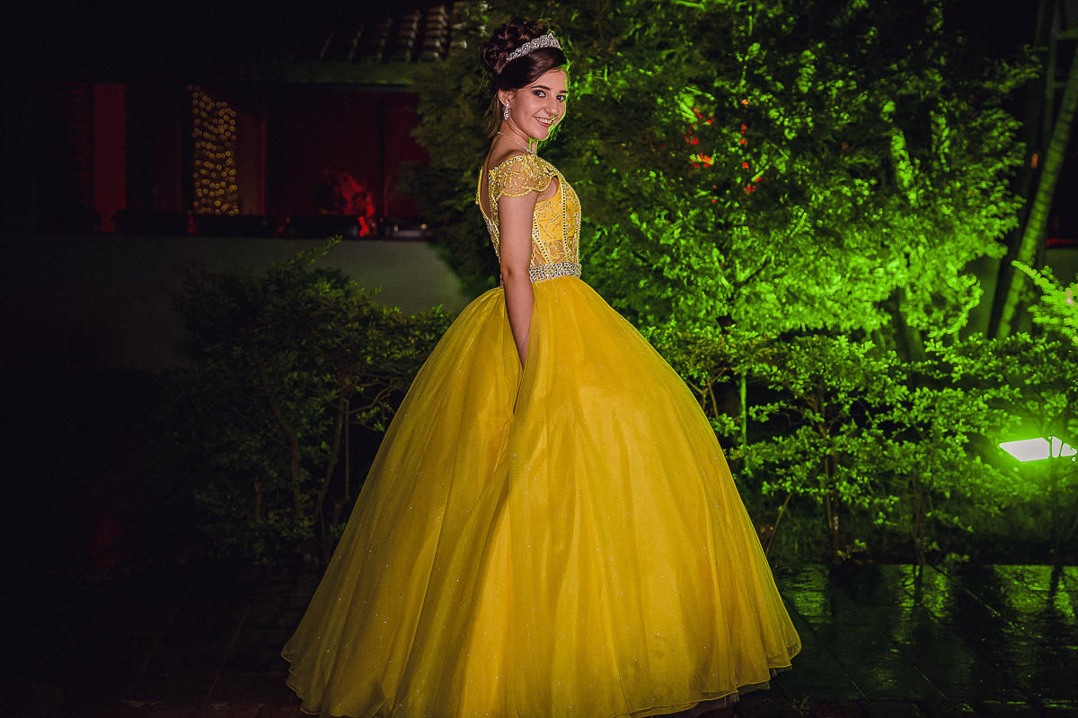 Ensaio Fotográfico festa 15 anos, Ensaio fotográfico de Debutante,Ensaio de 15 anos, Adolescente em ensaio fotografico, Fotografia de decoraçao com debutante, fotografia de festa 15 anos, Vestido bordado para festa de 15 anos, Detalhes de vestido de debut