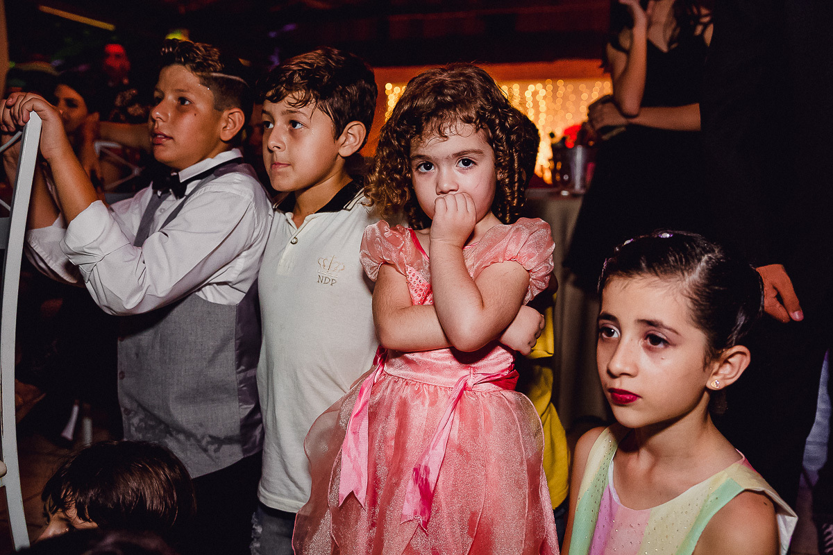 Ensaio Fotográfico festa 15 anos, Ensaio fotográfico de Debutante,Ensaio de 15 anos, Adolescente em ensaio fotografico, Fotografia de decoraçao com debutante, fotografia de festa 15 anos, Vestido bordado para festa de 15 anos, Detalhes de vestido de debut