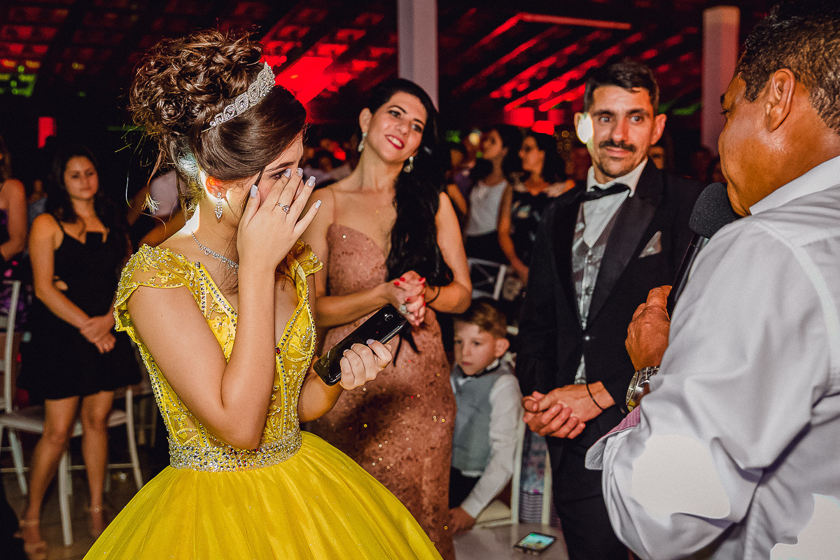 Debutante com seus pais em ambiente decorado,Debutante em Americana - S.P, Festa dos Sonhos, Fotografia dos Parabens, Corte do Bolo na fotografia da festa de aniversario em SBO, Brinde especial na festa de 15 anos, Balada festa 15 anos