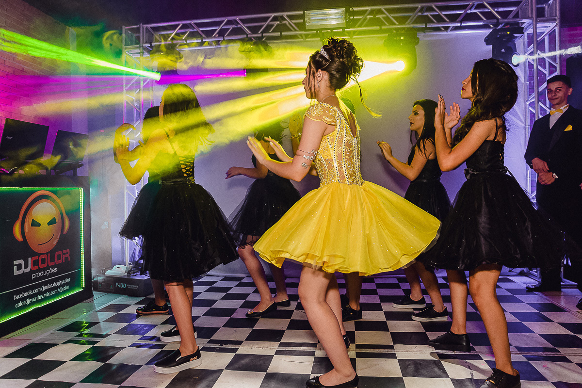 Debutante com seus pais em ambiente decorado,Debutante em Americana - S.P, Festa dos Sonhos, Fotografia dos Parabens, Corte do Bolo na fotografia da festa de aniversario em SBO, Brinde especial na festa de 15 anos, Balada festa 15 anos