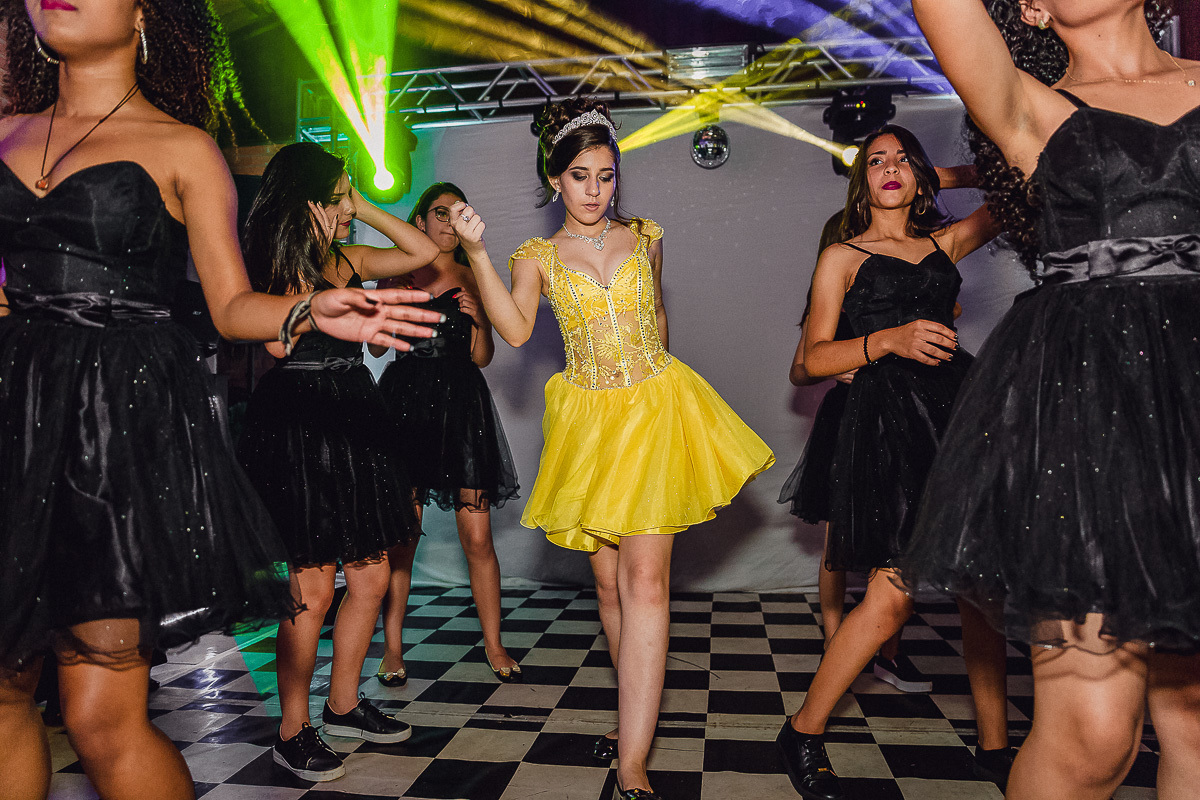 Debutante com seus pais em ambiente decorado,Debutante em Americana - S.P, Festa dos Sonhos, Fotografia dos Parabens, Corte do Bolo na fotografia da festa de aniversario em SBO, Brinde especial na festa de 15 anos, Balada festa 15 anos