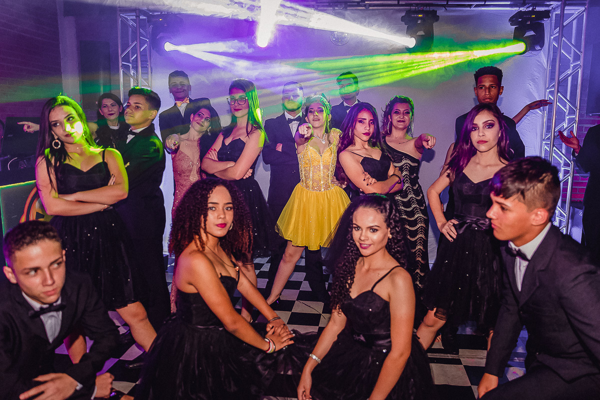 Debutante com seus pais em ambiente decorado,Debutante em Americana - S.P, Festa dos Sonhos, Fotografia dos Parabens, Corte do Bolo na fotografia da festa de aniversario em SBO, Brinde especial na festa de 15 anos, Balada festa 15 anos
