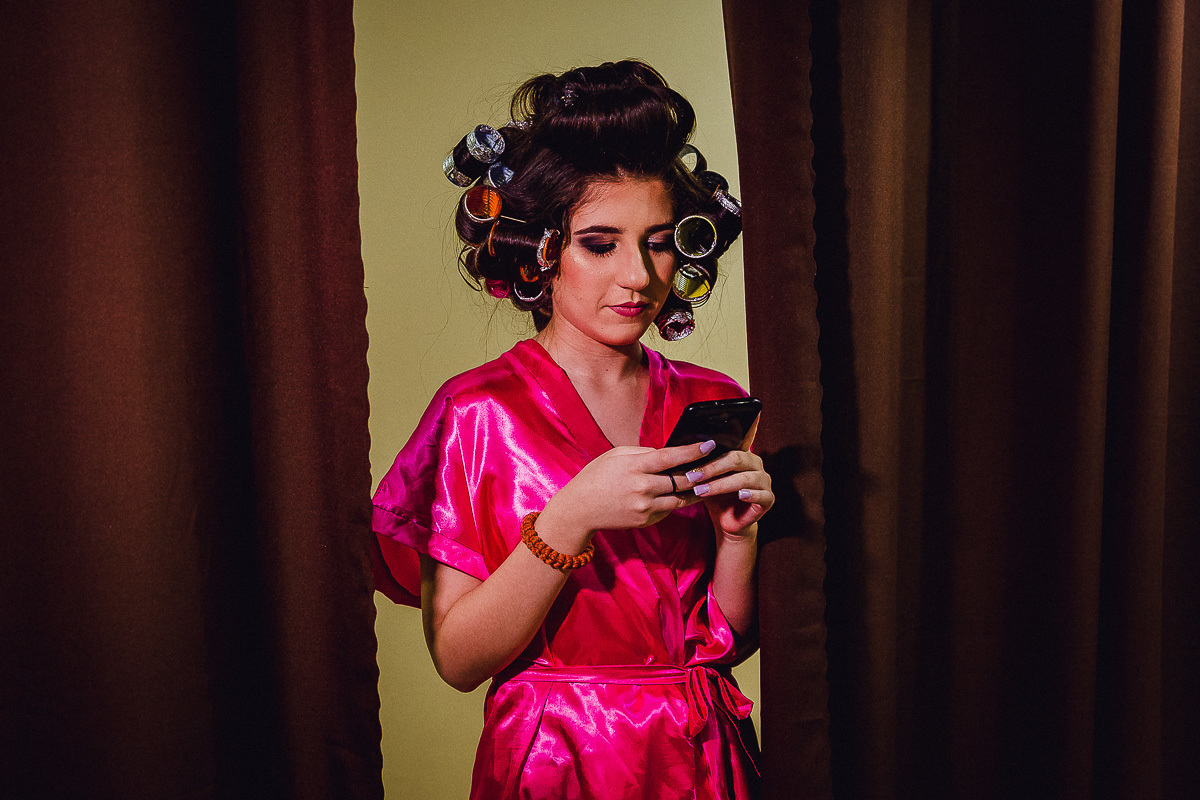 maquiagem debutante, maquiagem de 15 anos, make debutante. batom da debutante, festa de 15 anos, festa de debutante, making of de 15 anos, making of de debutante, vestido de 15 anos, fotografo de festa de 15 anos, Finalização Making of com perfume,