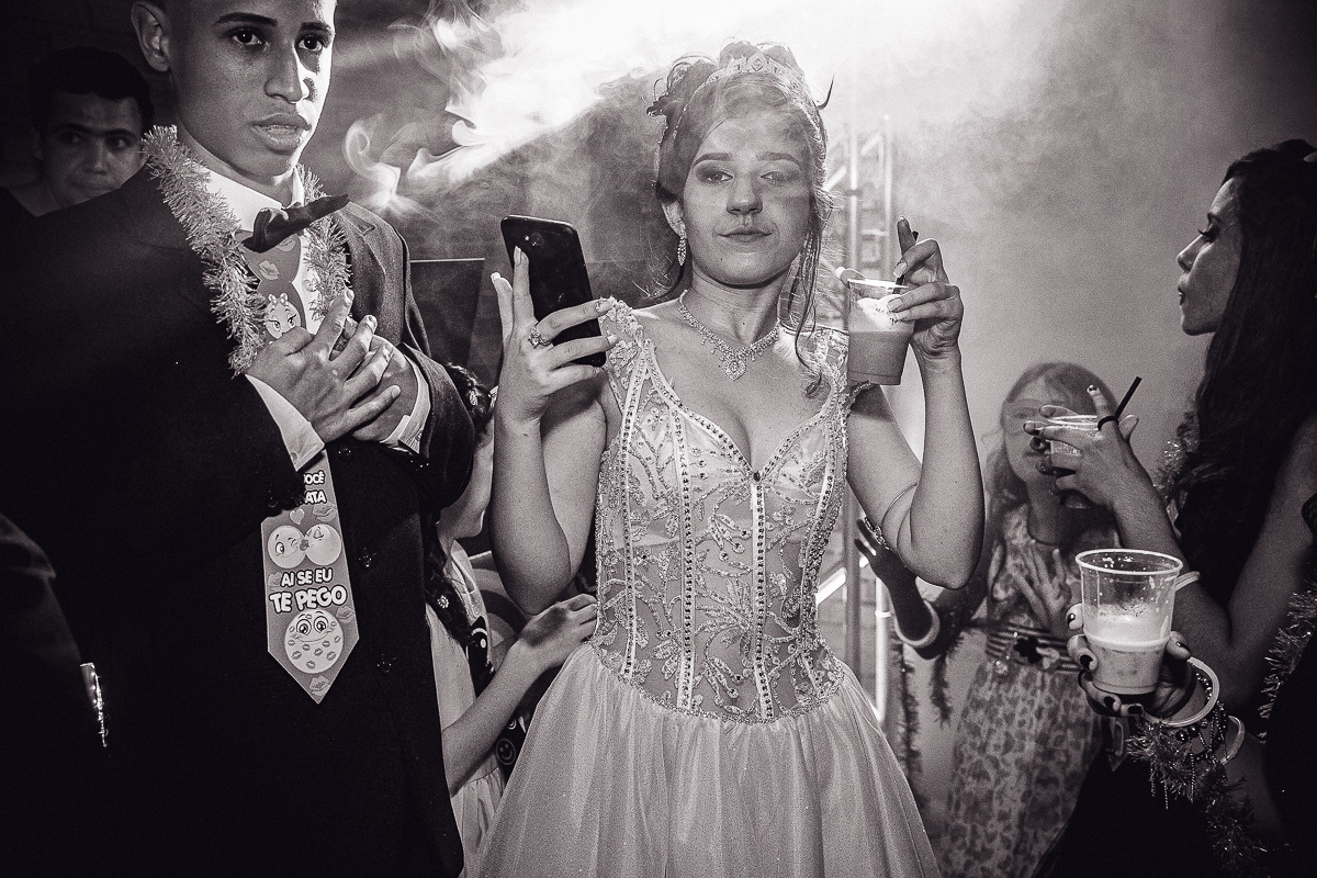 Debutante com seus pais em ambiente decorado,Debutante em Americana - S.P, Festa dos Sonhos, Fotografia dos Parabens, Corte do Bolo na fotografia da festa de aniversario em SBO, Brinde especial na festa de 15 anos, Balada festa 15 anos