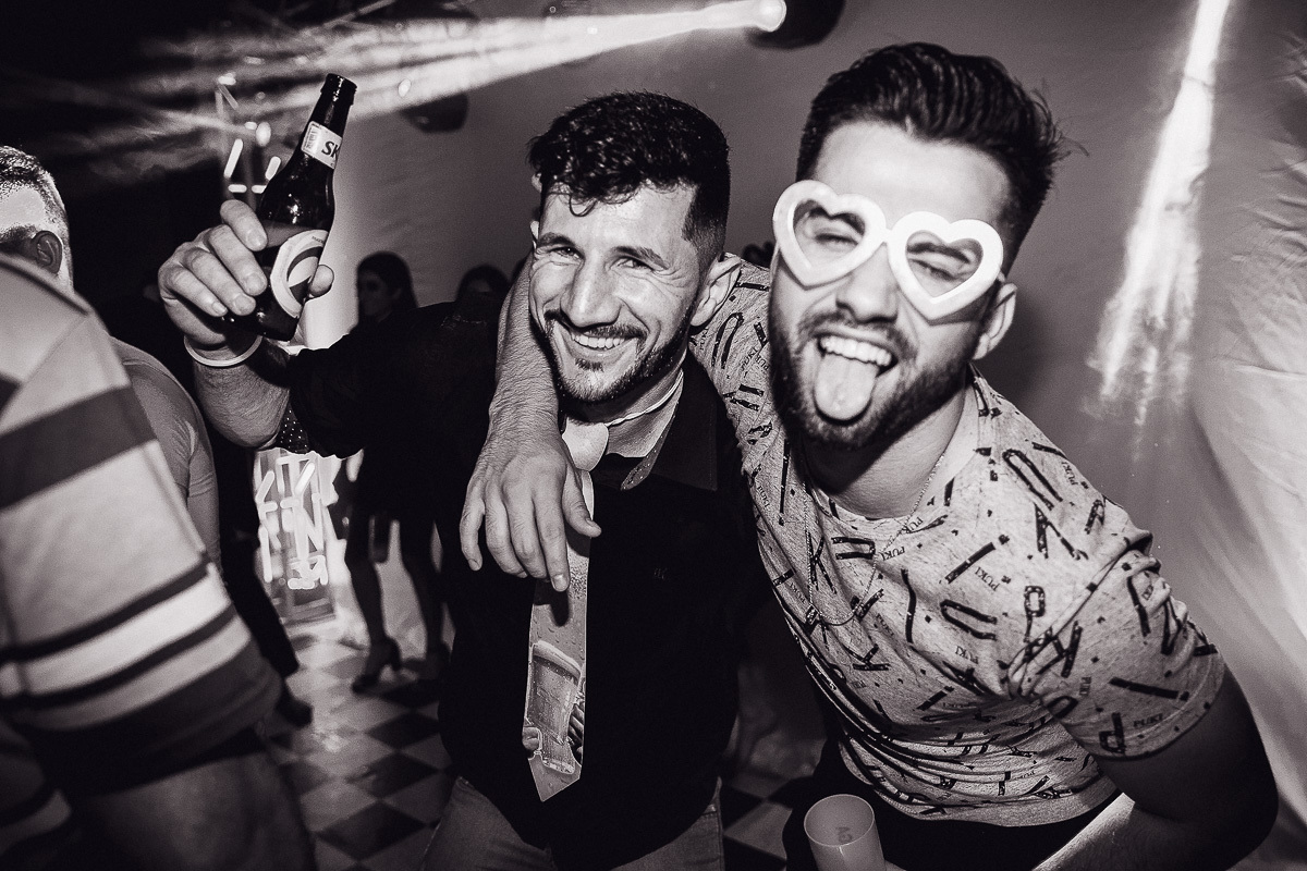 Debutante com seus pais em ambiente decorado,Debutante em Americana - S.P, Festa dos Sonhos, Fotografia dos Parabens, Corte do Bolo na fotografia da festa de aniversario em SBO, Brinde especial na festa de 15 anos, Balada festa 15 anos