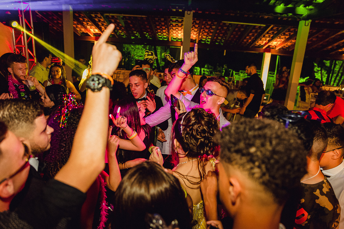 Debutante com seus pais em ambiente decorado,Debutante em Americana - S.P, Festa dos Sonhos, Fotografia dos Parabens, Corte do Bolo na fotografia da festa de aniversario em SBO, Brinde especial na festa de 15 anos, Balada festa 15 anos