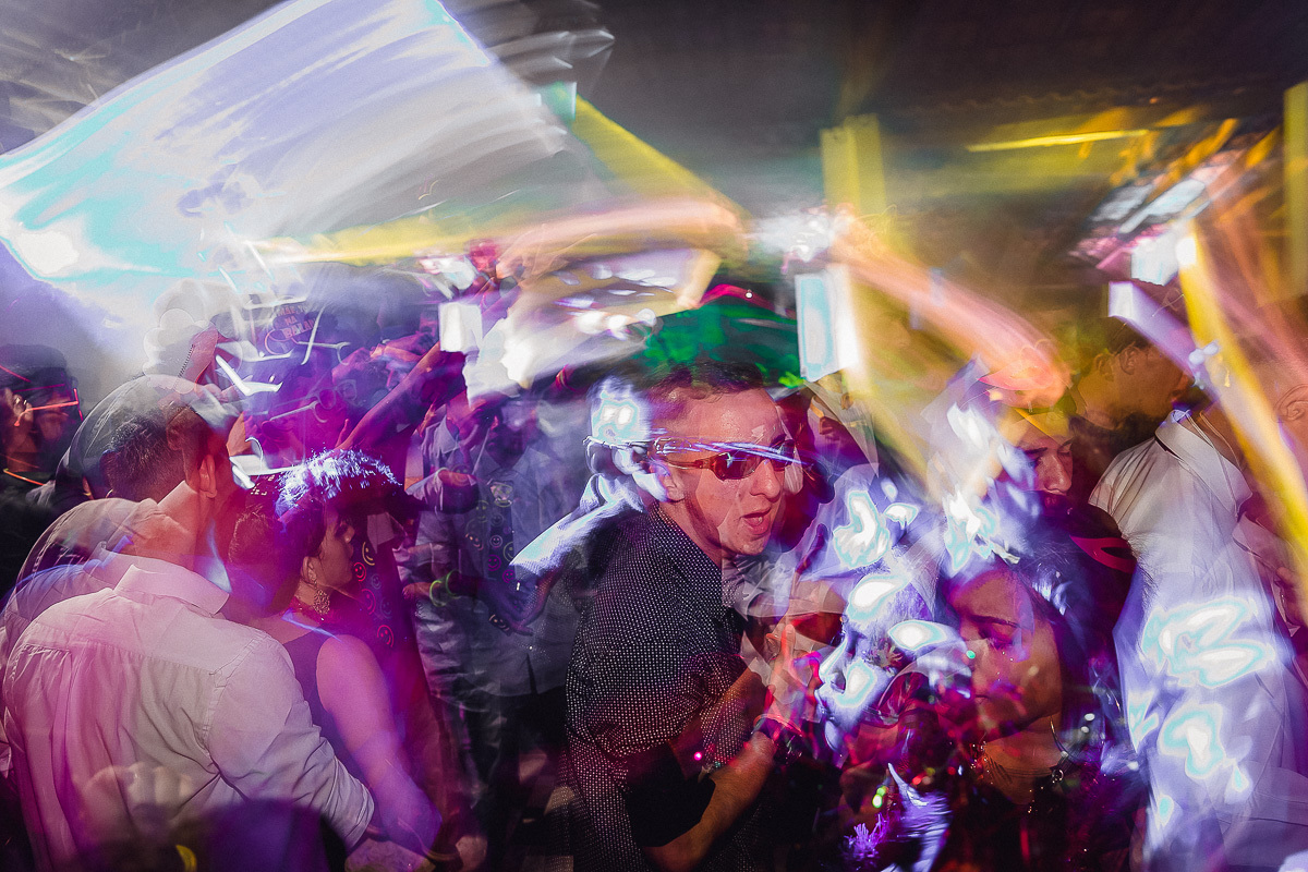 Debutante com seus pais em ambiente decorado,Debutante em Americana - S.P, Festa dos Sonhos, Fotografia dos Parabens, Corte do Bolo na fotografia da festa de aniversario em SBO, Brinde especial na festa de 15 anos, Balada festa 15 anos