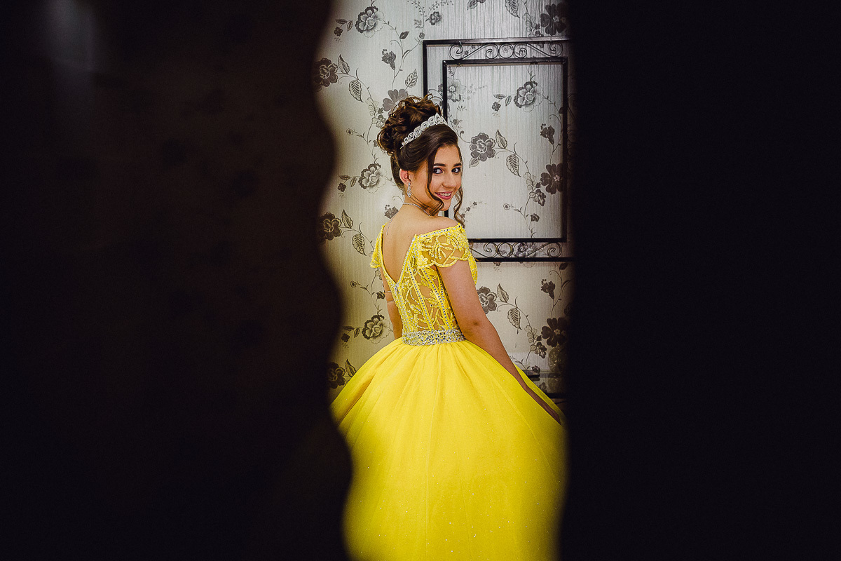 vestido da debutante, vestido amarelo, vestido a bela e a fera,festa de aniversario 15 anos, festa de 15 anos, festa de debutante, making of de 15 anos, making of de debutante, vestido de 15 anos, fotografo de festa de 15 anos, fotografo de 15 anos