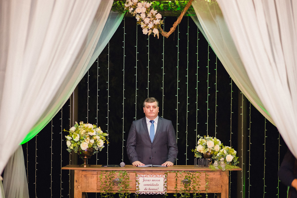  fotografia ensaio de noivos mostra casal de noivos lendo um livro sobre natacao joaqui,m egidio campinas sao paulo valinhos vinhedo louveira jundiai itatiba indaiatuba americana ensaio pre wedding