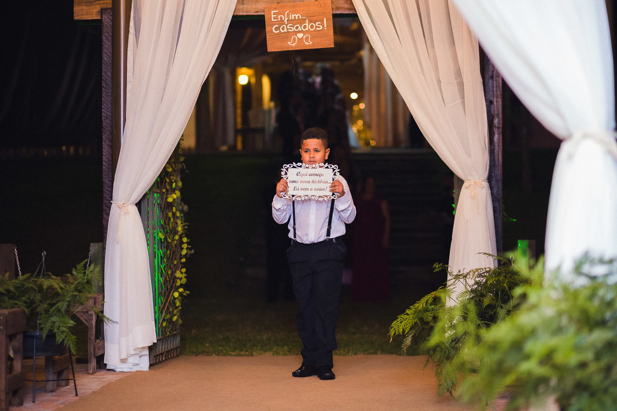  fotografia com casal de noivos trocam carinho na estrada das cabras joaquim egidio campinas sao paulo valinhos vinhedo itatiba louveira jundiai americana indaiatuba ensaio de noivos
  
