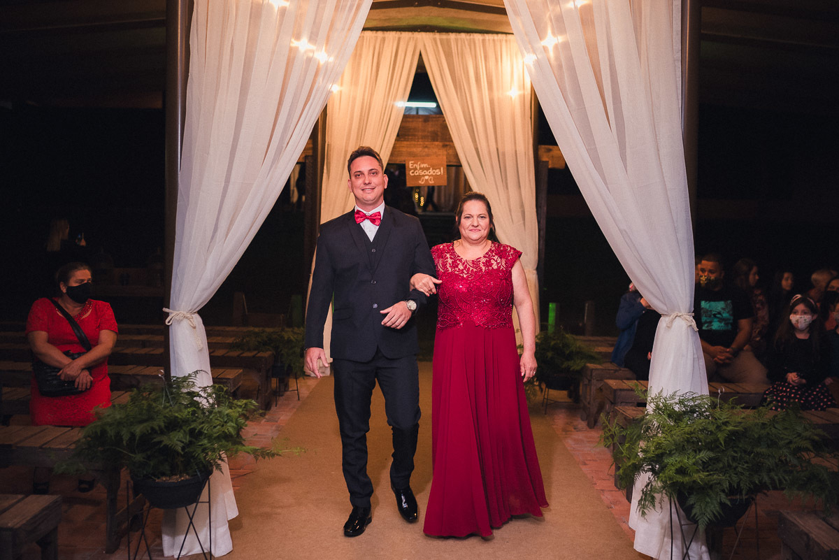  fotografia com casal de noivos trocam carinho na estrada das cabras joaquim egidio campinas sao paulo valinhos vinhedo itatiba louveira jundiai americana indaiatuba ensaio de noivos
  