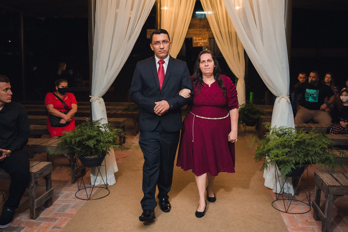  fotografia com casal de noivos trocam carinho na estrada das cabras joaquim egidio campinas sao paulo valinhos vinhedo itatiba louveira jundiai americana indaiatuba ensaio de noivos
  