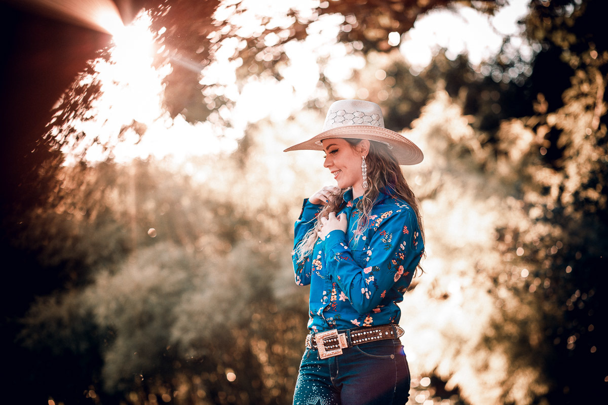 fotografia de cavalos, fotografia de cavalo, ensaio com chapeu, ensaio fotografico com chapeu, ensaio ao ar livre, ensaio na natureza, ensaio fotografico ao ar livre, ensaio fotografico na natureza, cowgilr, ensaio fotografico cowgirl, ensaio de cowgirl