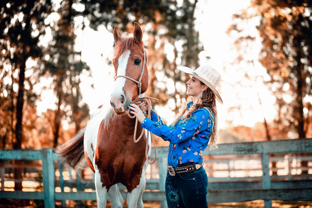 fotografia de cavalos, fotografia de cavalo, ensaio com chapeu, ensaio fotografico com chapeu, ensaio ao ar livre, ensaio na natureza, ensaio fotografico ao ar livre, ensaio fotografico na natureza, cowgilr, ensaio fotografico cowgirl, ensaio de cowgirl
