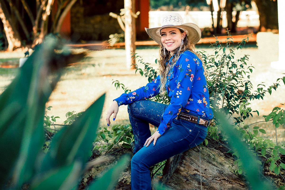 ensaio country, ensaio estilo country, ensaio sensual, ensaio estilo cowgirls, ensaio fotografico no campo, ensaio fotografico na fazenda, ensaio fotografico no haras, sessao fotografica com cavalo, sessao fotografica com cavalos, foto de casalos