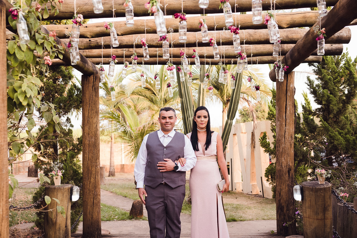 casal noivos ensaio fotografico pre wedding corre pelq regiao joaquim egidio campinas sao paulo vlinhos vinhedo louveira jundiai itatiba indaiatuba americana
  
 fotografia ensaio de noivos mostra casal de noivos lendo um livro sobre natacao joaqui,m egid