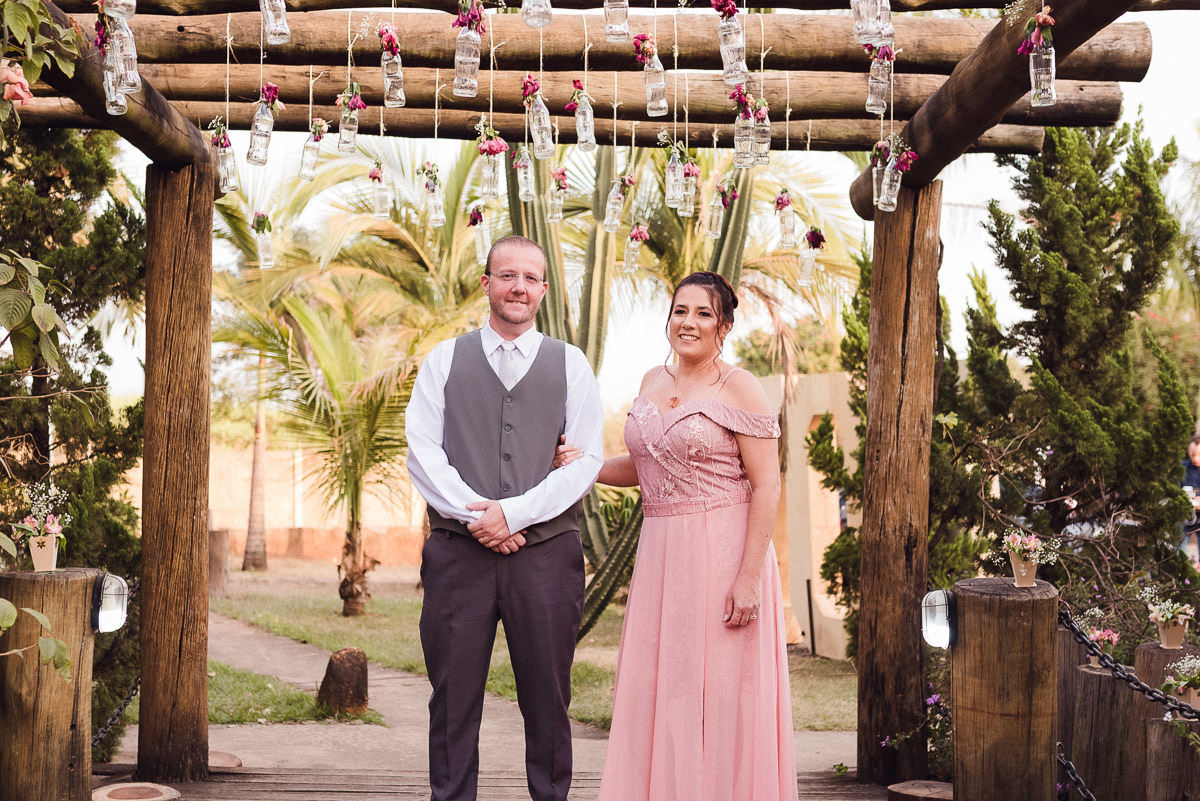 casal noivos ensaio fotografico pre wedding corre pelq regiao joaquim egidio campinas sao paulo vlinhos vinhedo louveira jundiai itatiba indaiatuba americana
  
 fotografia ensaio de noivos mostra casal de noivos lendo um livro sobre natacao joaqui,m egid