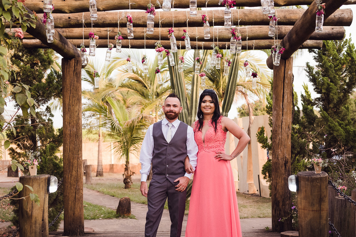 casal noivos ensaio fotografico pre wedding corre pelq regiao joaquim egidio campinas sao paulo vlinhos vinhedo louveira jundiai itatiba indaiatuba americana
  
 fotografia ensaio de noivos mostra casal de noivos lendo um livro sobre natacao joaqui,m egid