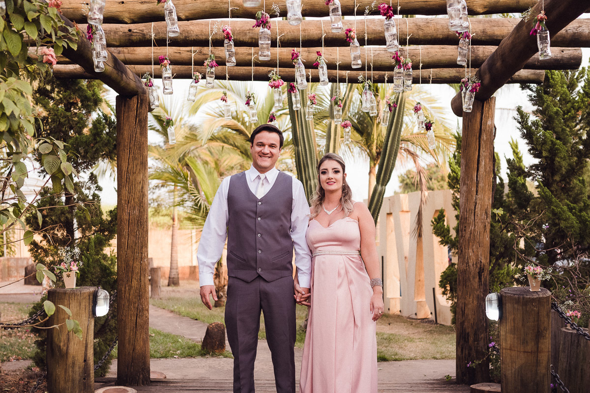 casal noivos ensaio fotografico pre wedding corre pelq regiao joaquim egidio campinas sao paulo vlinhos vinhedo louveira jundiai itatiba indaiatuba americana
  
 fotografia ensaio de noivos mostra casal de noivos lendo um livro sobre natacao joaqui,m egid