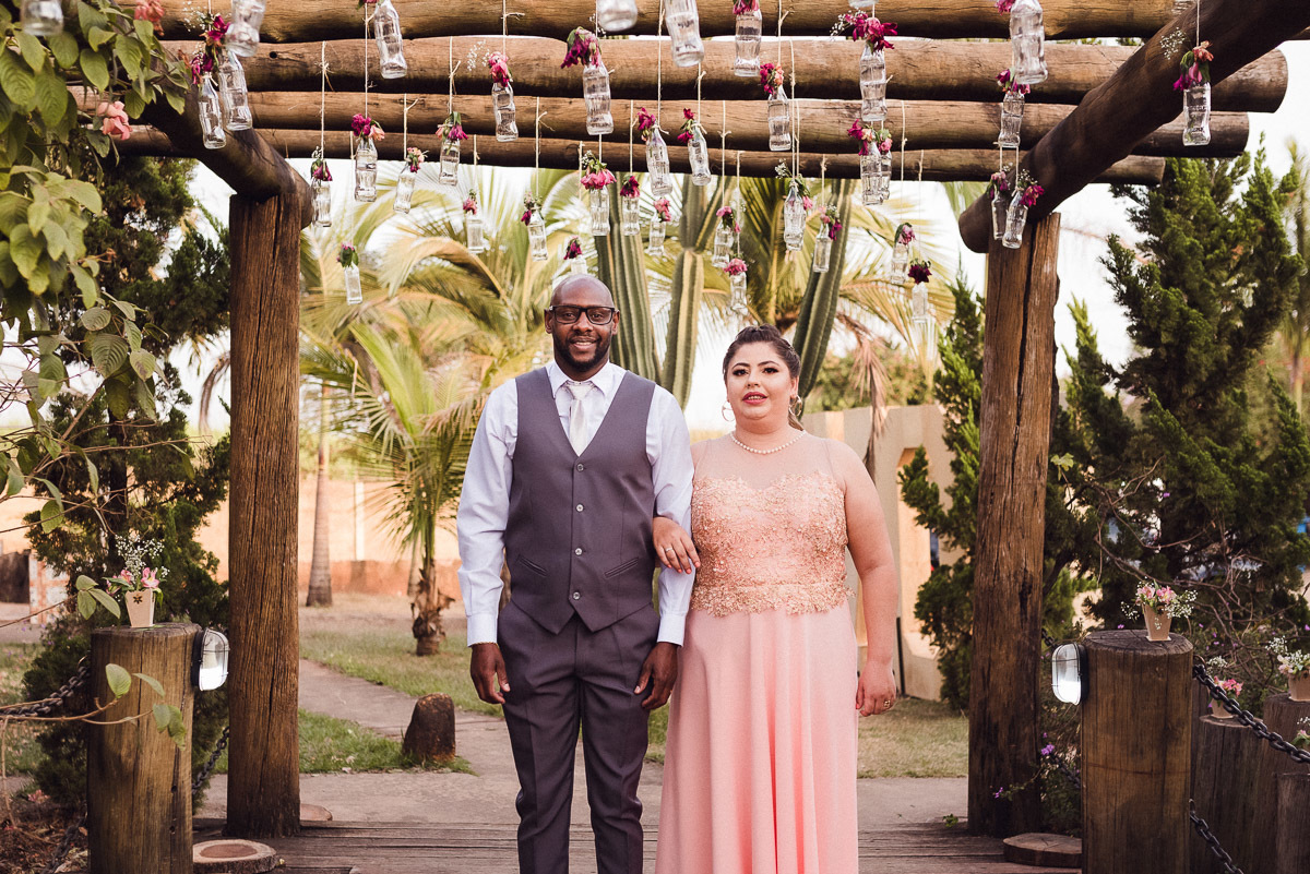  fotografia com casal de noivos trocam carinho na estrada das cabras joaquim egidio campinas sao paulo valinhos vinhedo itatiba louveira jundiai americana indaiatuba ensaio de noivos
  
 fotografia ensaio fotografico pre casamento estrada das cabras em vi