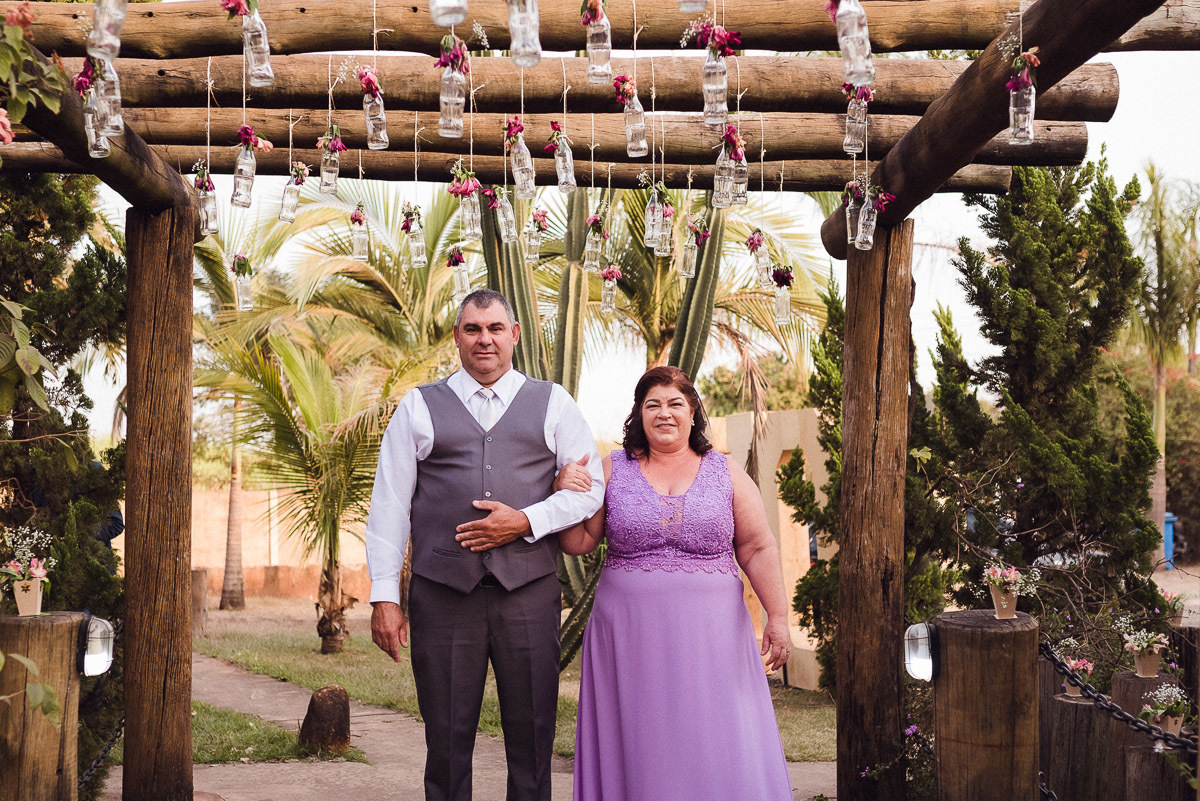  fotografia com casal de noivos trocam carinho na estrada das cabras joaquim egidio campinas sao paulo valinhos vinhedo itatiba louveira jundiai americana indaiatuba ensaio de noivos
  
 fotografia ensaio fotografico pre casamento estrada das cabras em vi