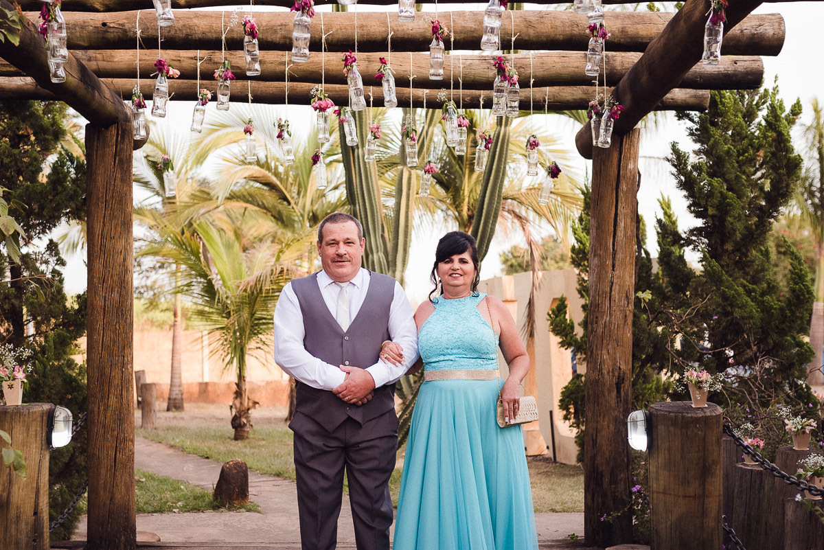  fotografia com casal de noivos trocam carinho na estrada das cabras joaquim egidio campinas sao paulo valinhos vinhedo itatiba louveira jundiai americana indaiatuba ensaio de noivos
  
 fotografia ensaio fotografico pre casamento estrada das cabras em vi