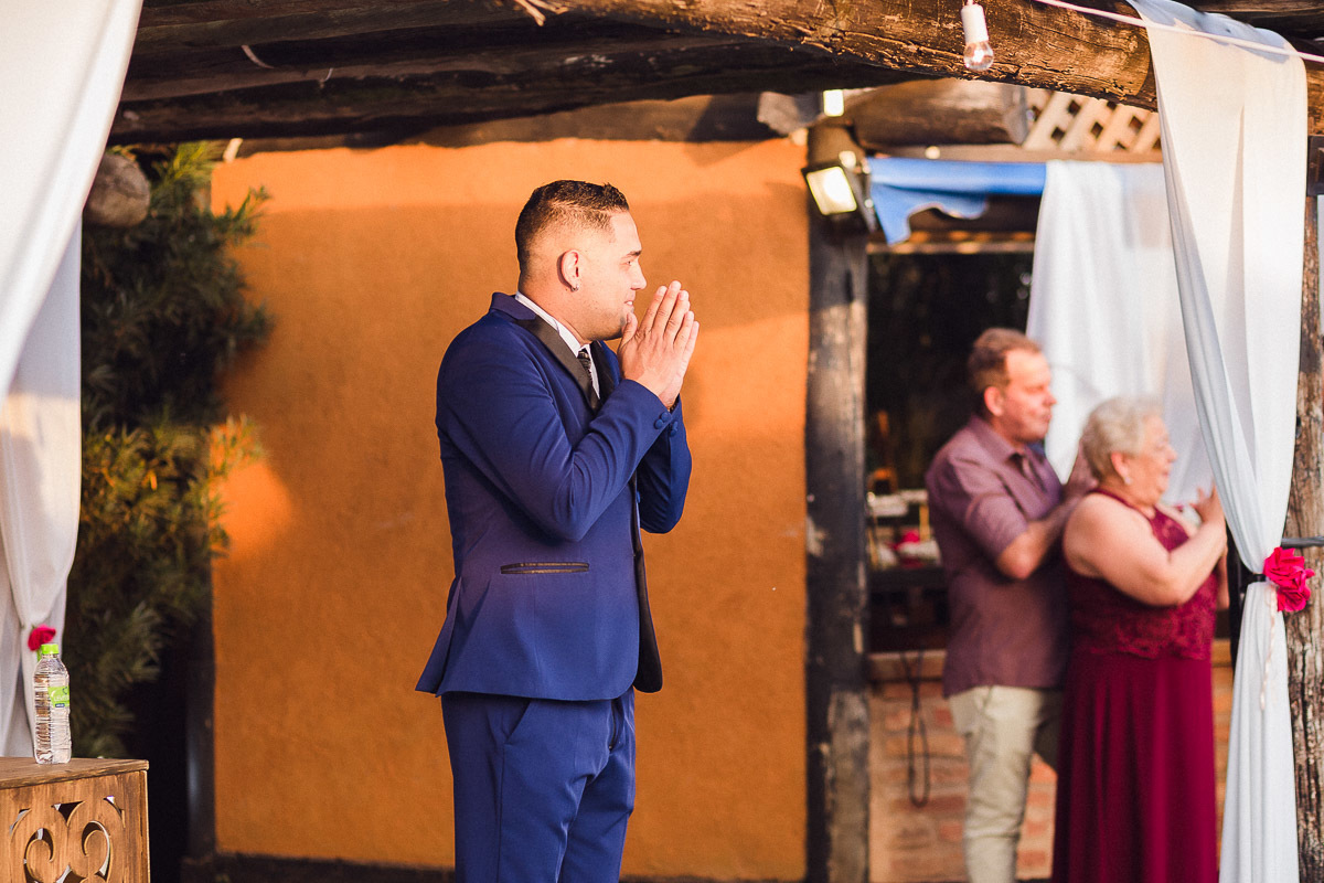 fotografia com casal de noivos trocam carinho na estrada das cabras joaquim egidio campinas sao paulo valinhos vinhedo itatiba louveira jundiai americana indaiatuba ensaio de noivos
  
 fotografia ensaio fotografico pre casamento estrada das cabras em vi