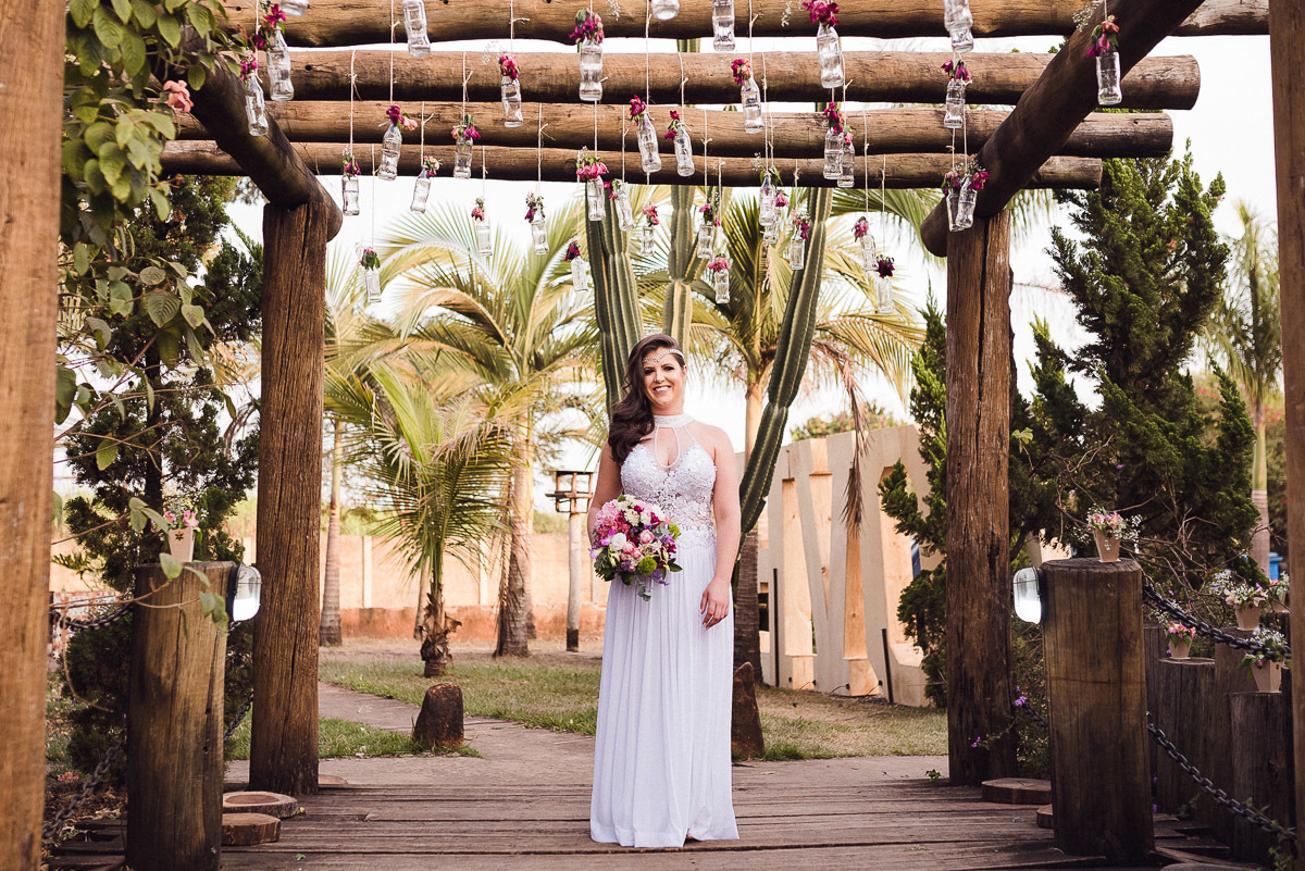  fotografia com casal de noivos trocam carinho na estrada das cabras joaquim egidio campinas sao paulo valinhos vinhedo itatiba louveira jundiai americana indaiatuba ensaio de noivos
  
 fotografia ensaio fotografico pre casamento estrada das cabras em vi
