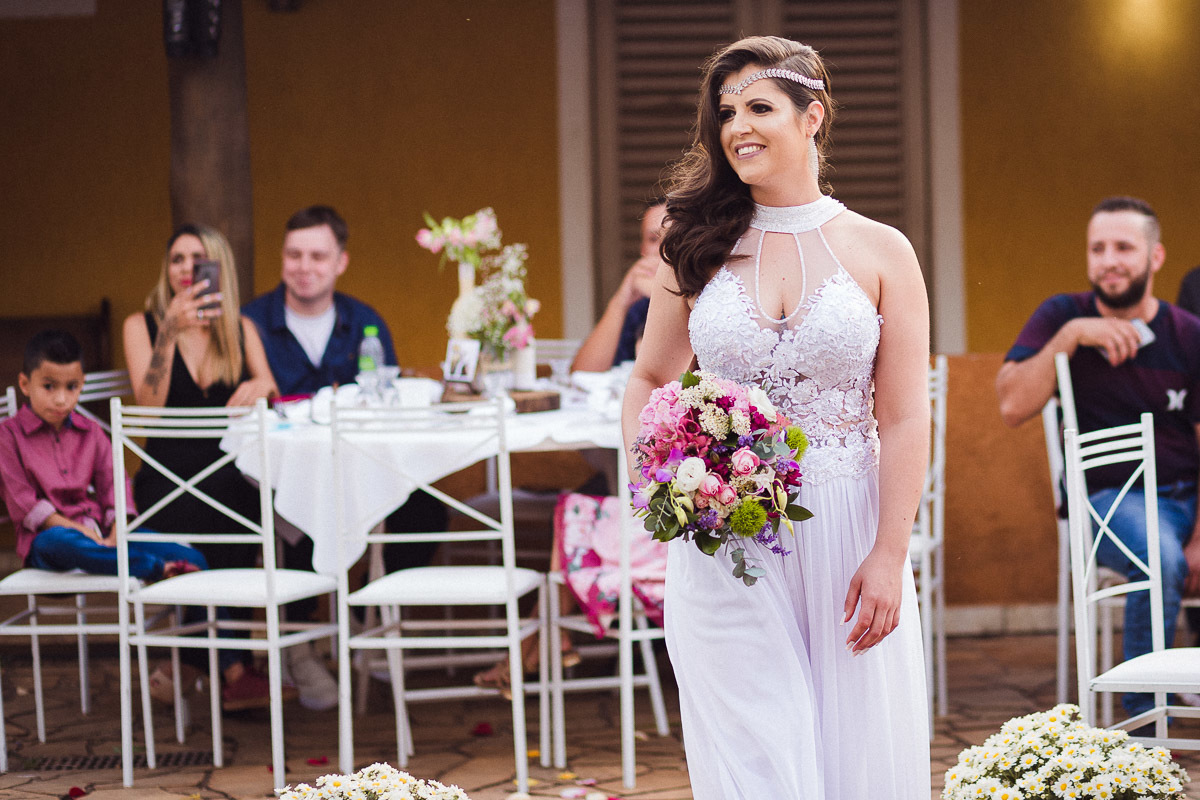  fotografia com casal de noivos trocam carinho na estrada das cabras joaquim egidio campinas sao paulo valinhos vinhedo itatiba louveira jundiai americana indaiatuba ensaio de noivos
  
 fotografia ensaio fotografico pre casamento estrada das cabras em vi