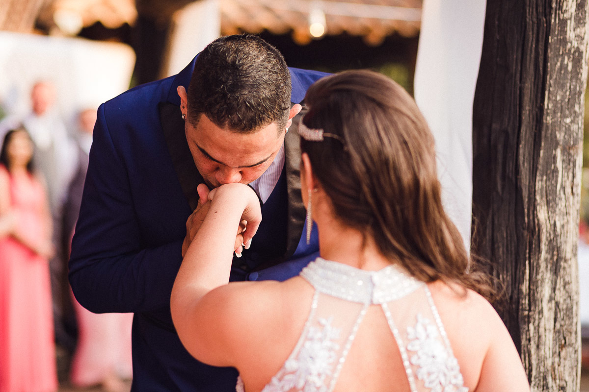  fotografia com casal de noivos trocam carinho na estrada das cabras joaquim egidio campinas sao paulo valinhos vinhedo itatiba louveira jundiai americana indaiatuba ensaio de noivos
  
 fotografia ensaio fotografico pre casamento estrada das cabras em vi