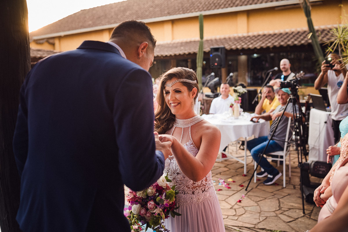 fotografia com casal de noivos trocam carinho na estrada das cabras joaquim egidio campinas sao paulo valinhos vinhedo itatiba louveira jundiai americana indaiatuba ensaio de noivos
  
 fotografia ensaio fotografico pre casamento estrada das cabras em vi