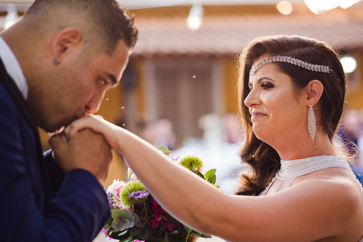 fotografia ensaio fotografico pre wedding joaquim egidio campinas sao paulo valinhos vinhedo louveira jundiai itatiba americana indaiatuba ensaio de noivos ensaio de casamento
  
 casal troca olhares fotografia ensaio de noivos joaquim egidio campinas sao