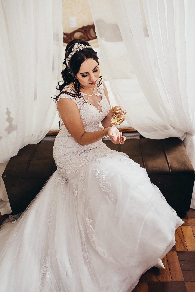 Making of da Noiva, Decoracao do Casamento, noiva no carro, Carro da Noiva, Noiva no carro, noiva saindo do carro, Vestido da Noiva, Entrada da Noiva, Decoracao da Igreja, Noivos no Casamento, Cerimonia Religiosa Casamento, Fotografia do Noivo