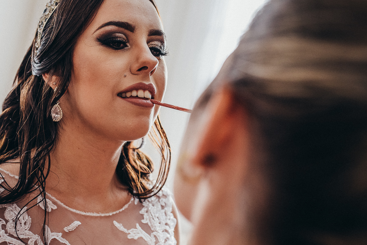 noiva passando batom,