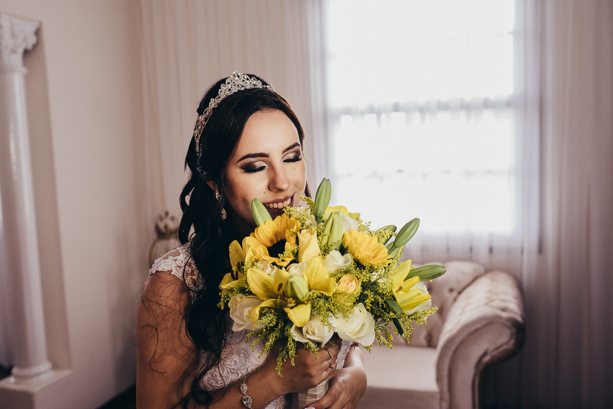 Making of da Noiva, Decoracao do Casamento, noiva no carro, Carro da Noiva, Noiva no carro, noiva saindo do carro, Vestido da Noiva, Entrada da Noiva, Decoração da Igreja, Noivos no Casamento, Cerimonia Religiosa Casamento, Fotografia do Noivo