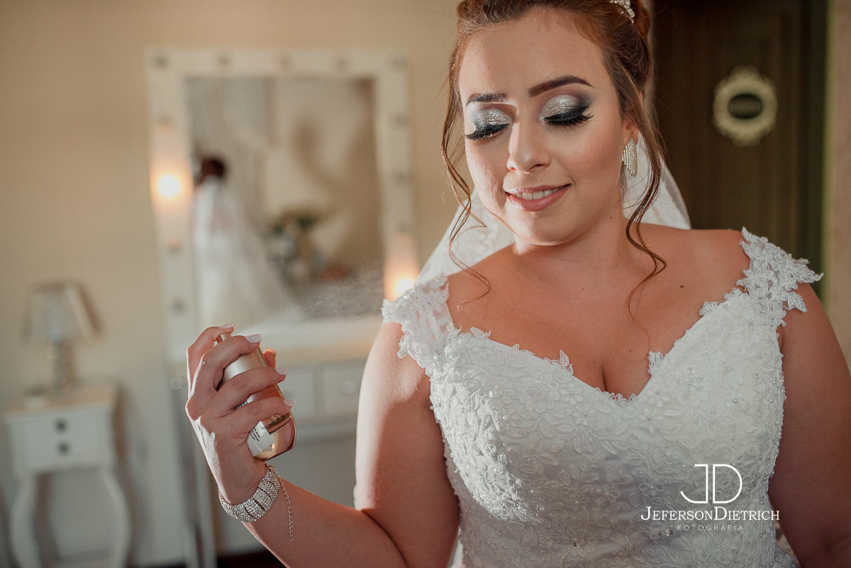 Noiva passando perfume