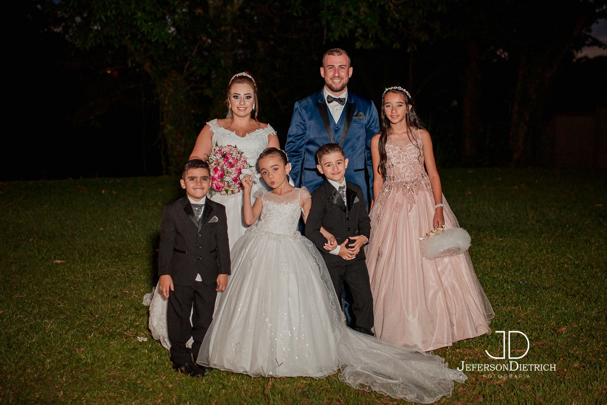 Fotografia dos noivos com as crianças