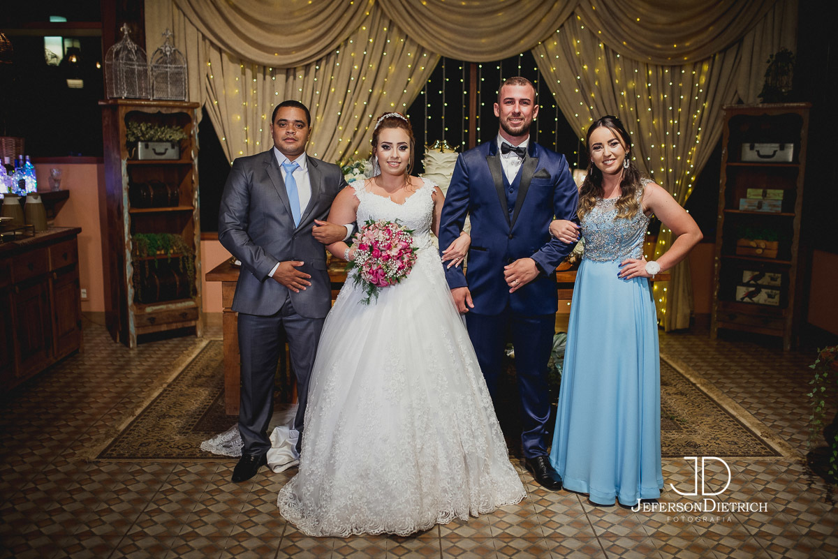 Fotografia com os padrinhos da noiva