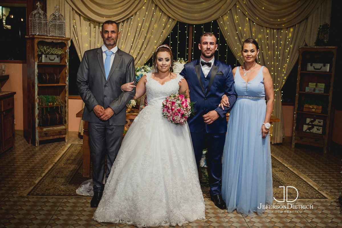 Fotografia com os padrinhos da noiva