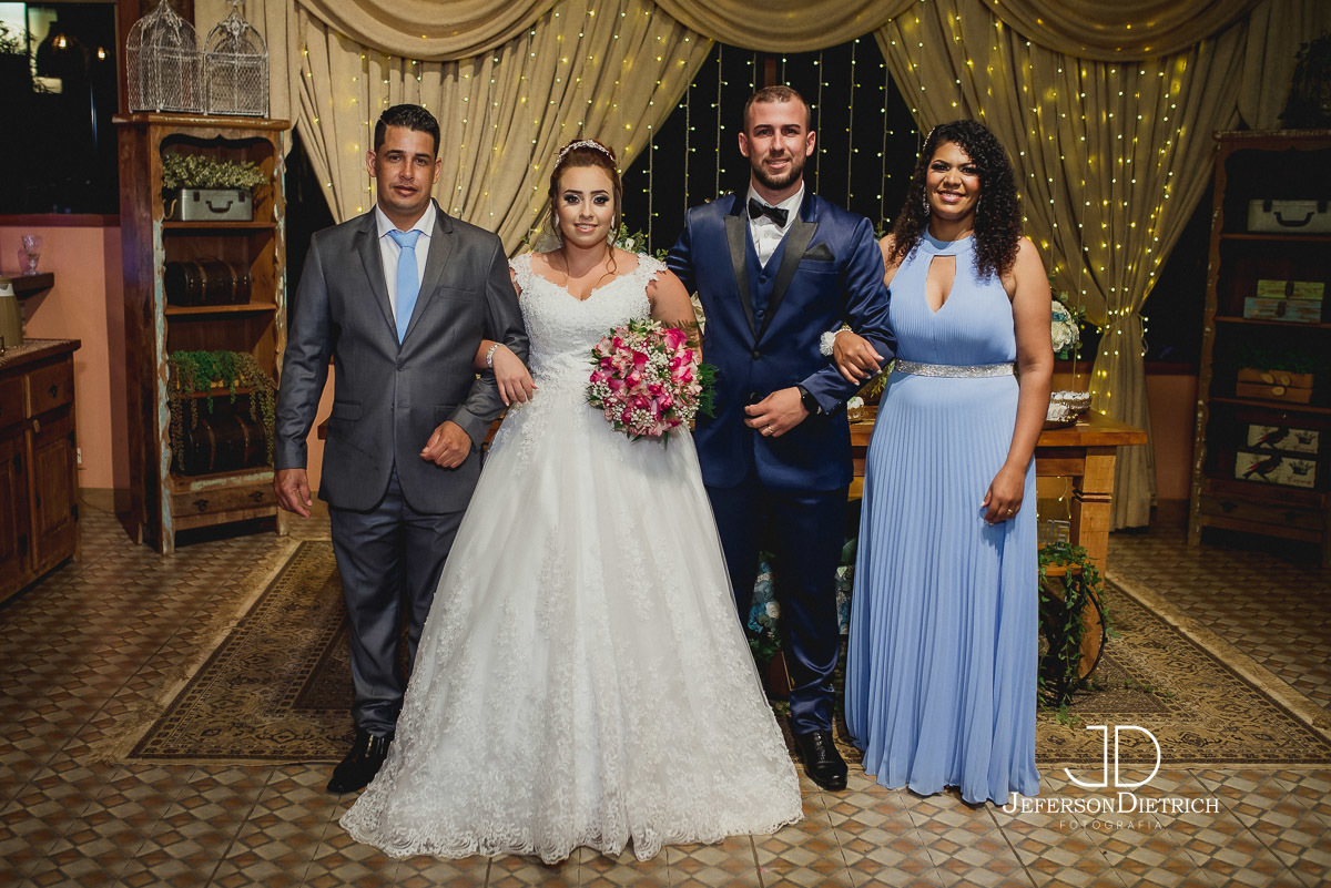 Fotografia com os padrinhos da noiva