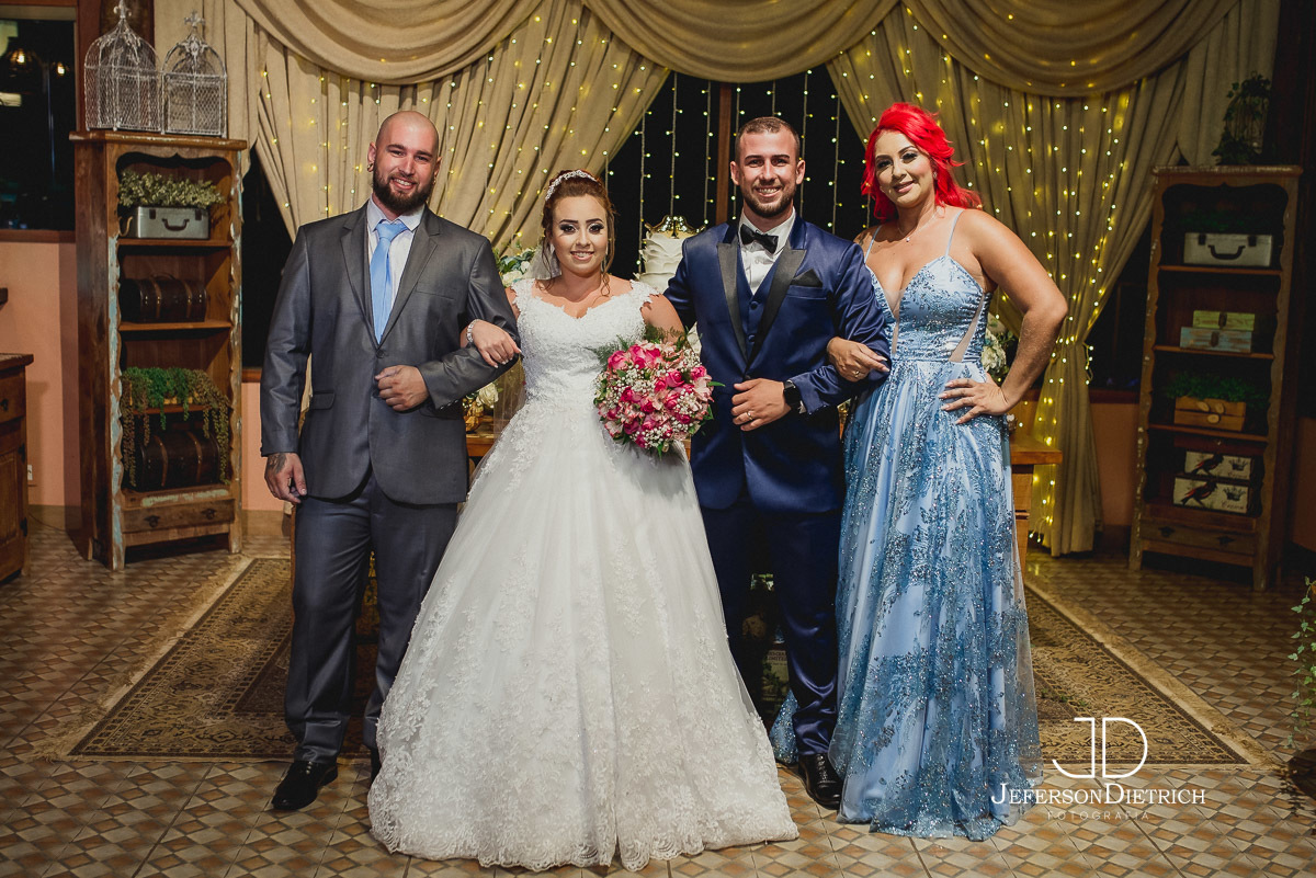 Fotografia com os padrinhos da noiva 