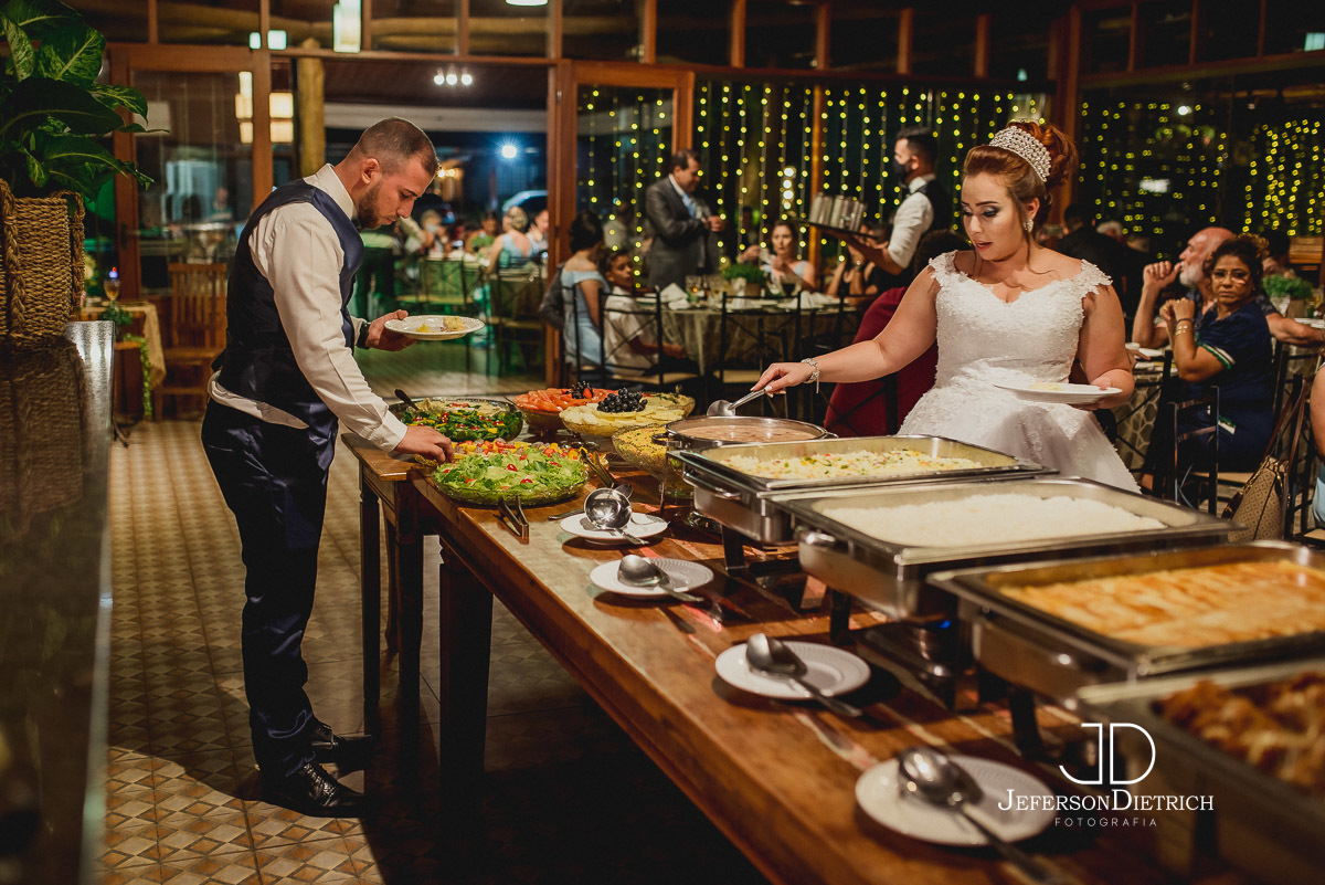 Fotografia dos noivos abrindo o jantar