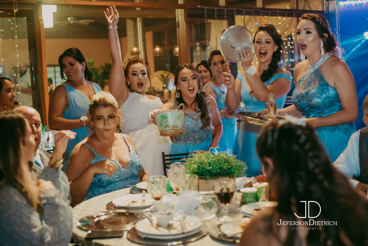 Noiva passando o sapatinho