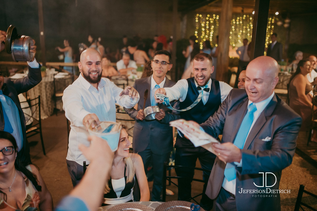 Noivo passando a gravata