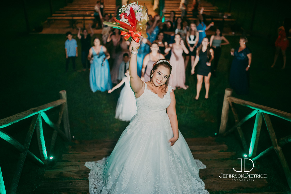 Noiva jogando o buque