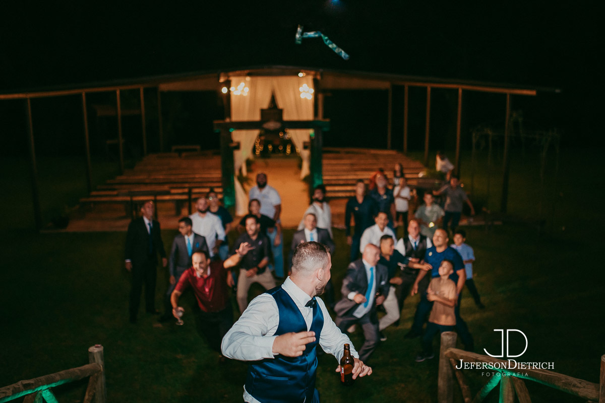 Noivo jogando a gravata