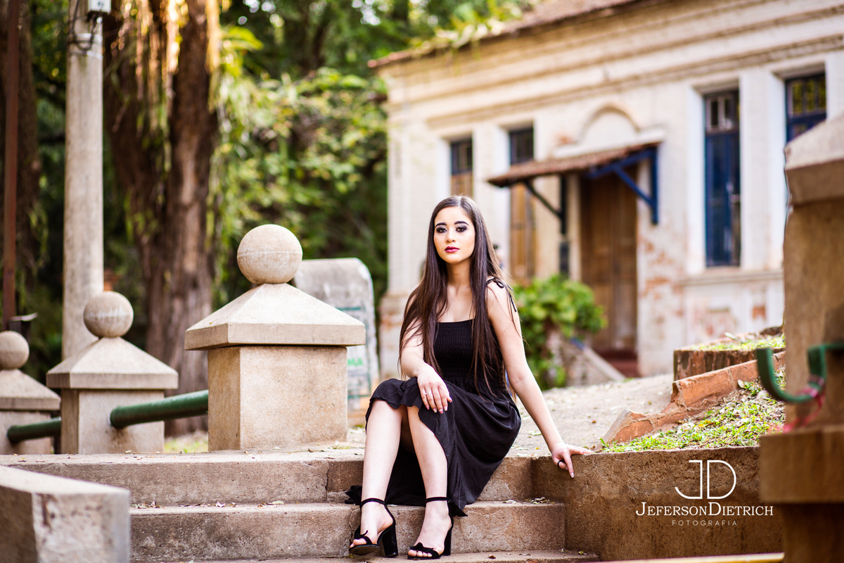 Debutante com vestido preto