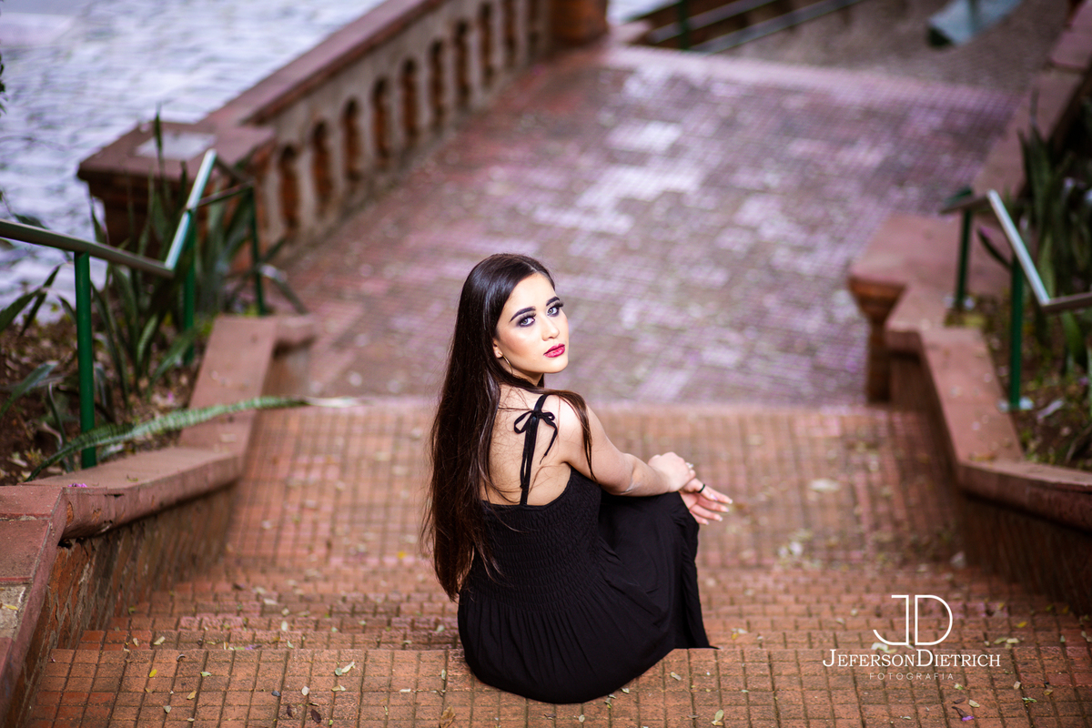 Foto de 15 anos sentada na escada