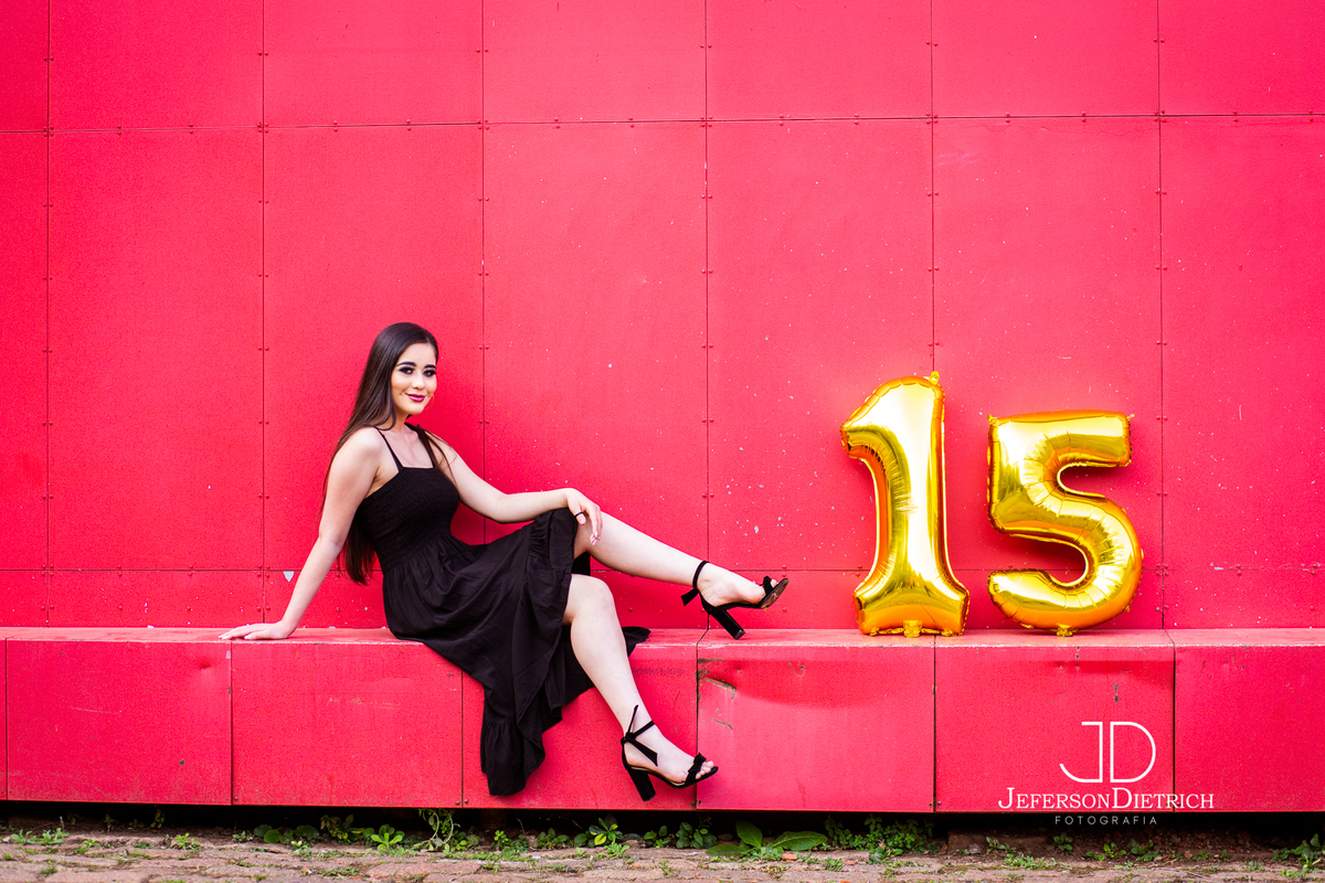 vestido preto para ensaio fotográfico de 15 anos